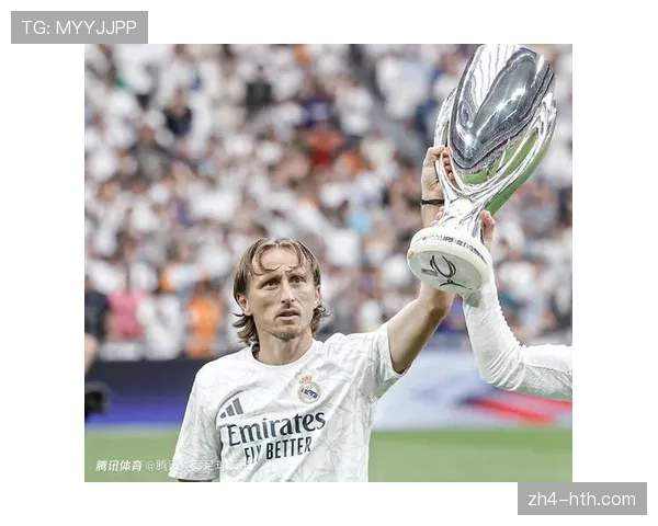 终场哨响，39岁的莫德里奇被皇马队友高高抛起庆祝晋级